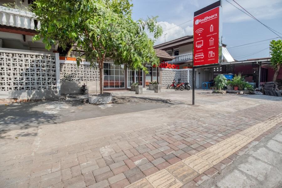 Reddoorz Near Malioboro Tugu Station Jogja Hotel Yogyakarta Exterior foto